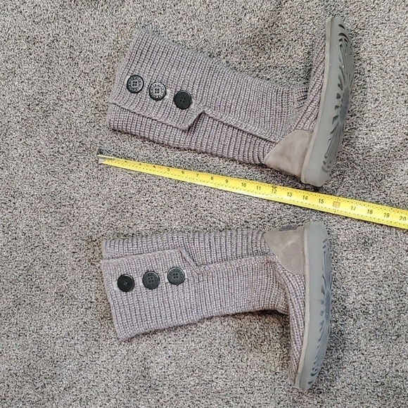 Ugg Australia Women Cardi Sweater 3 buttons Boots shoes sz 6 - Picture 2 of 13